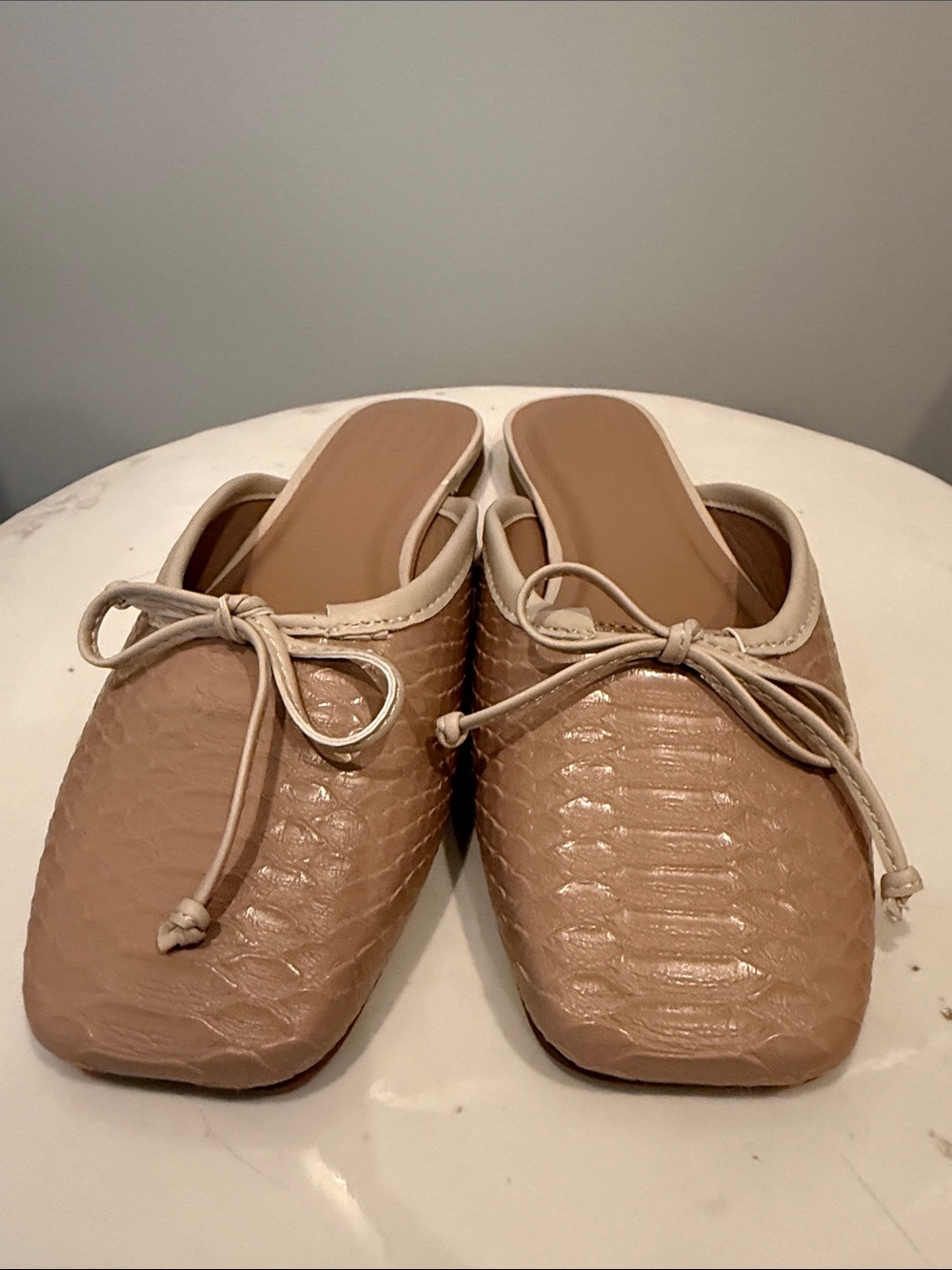 NWOT Women's Beige Mule Faux Skin Slides with Bow Detail  Shu Shop size 8.5